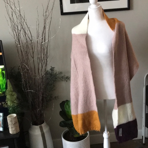 Fat face Scarf - Picture 3 of 8